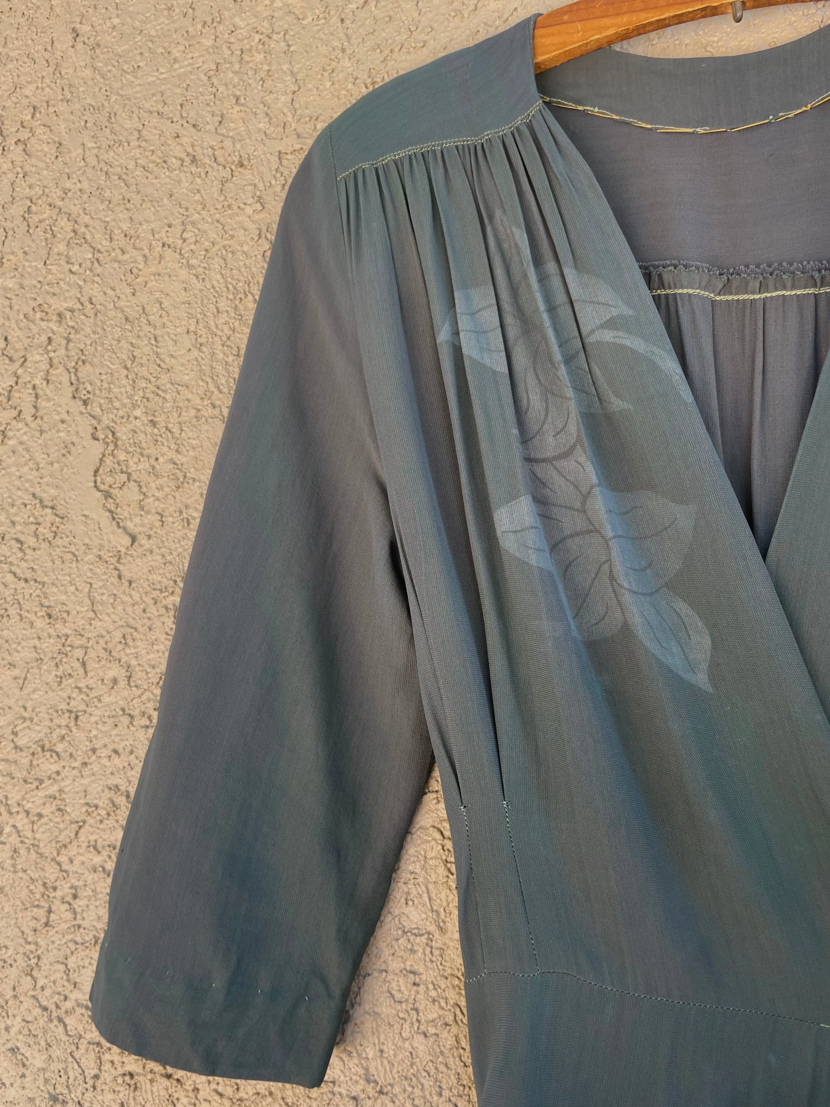 1940s Hand Printed ‘Trade Wind Hawaiian Sportswear of Honolulu' Rayon Crepe Dress
