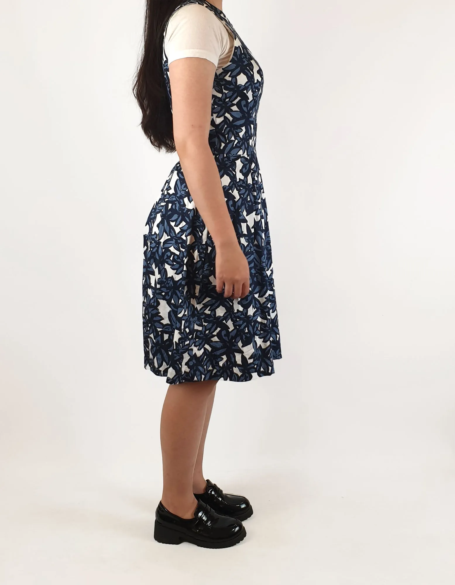 Cue blue and white flower print dress size 6