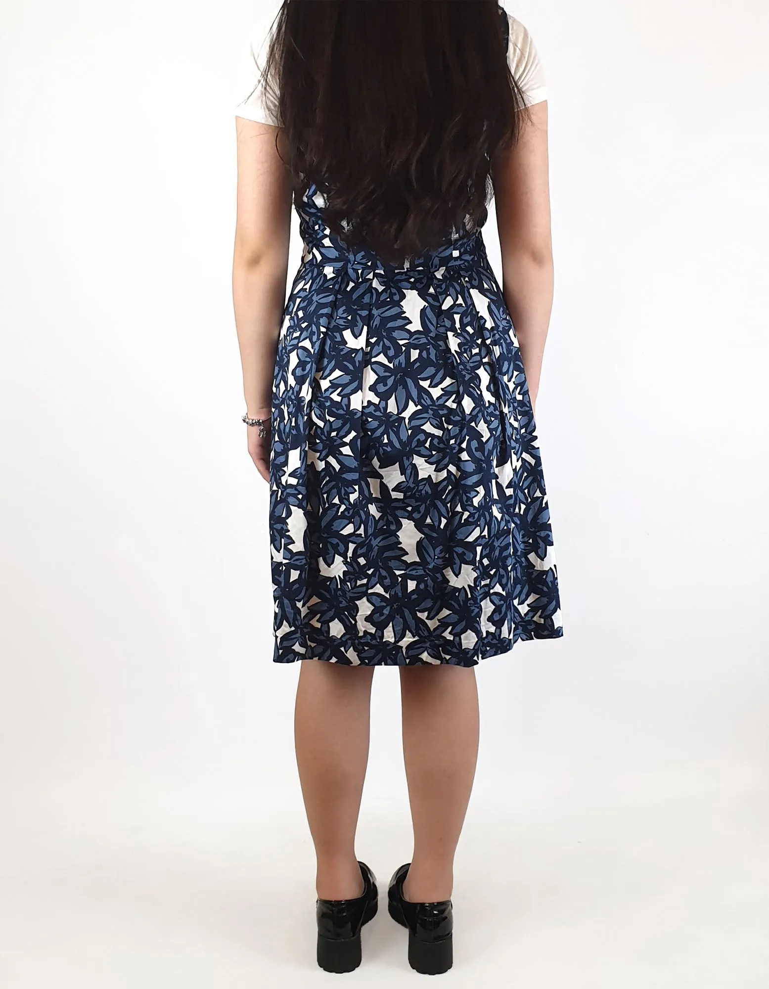 Cue blue and white flower print dress size 6