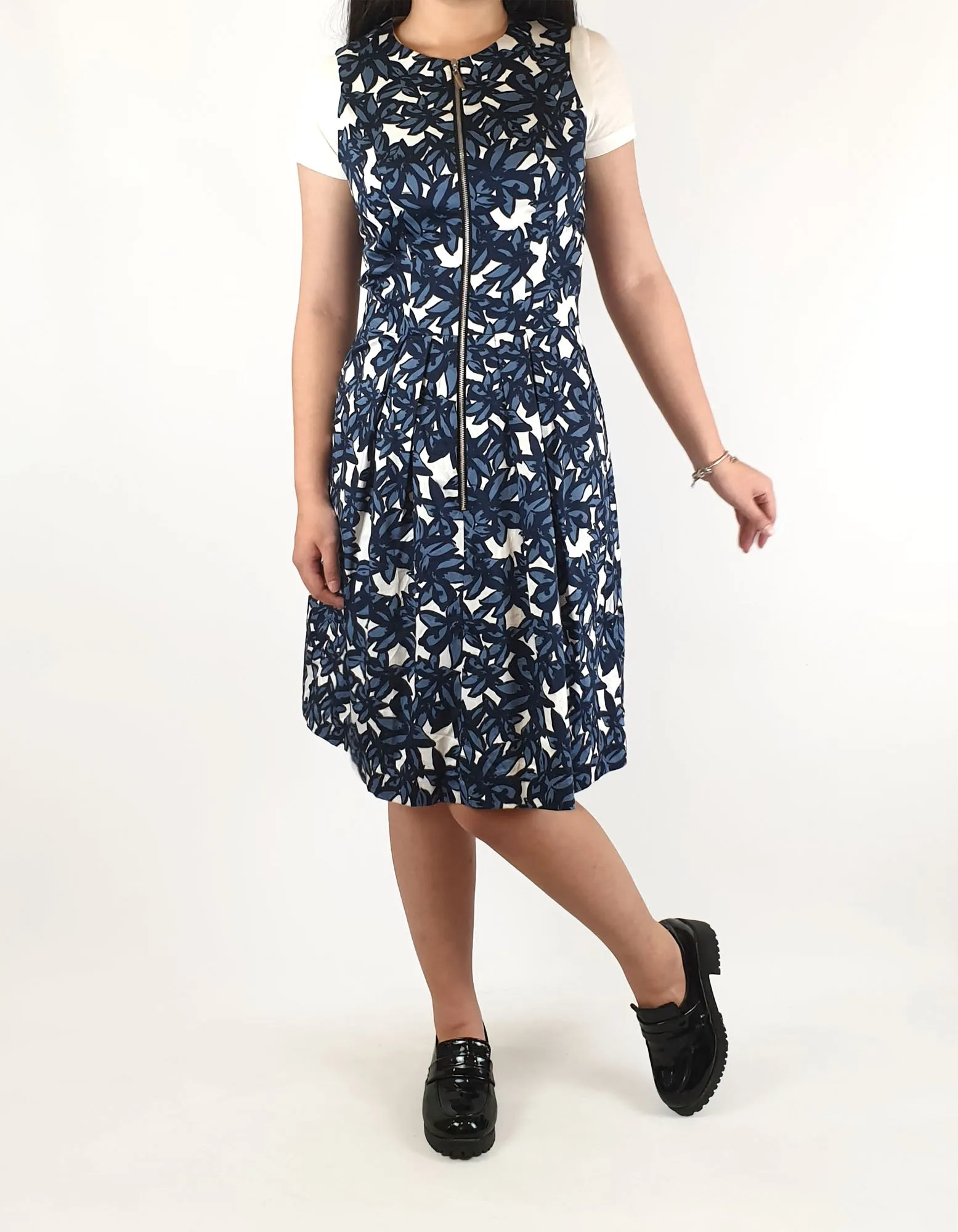 Cue blue and white flower print dress size 6