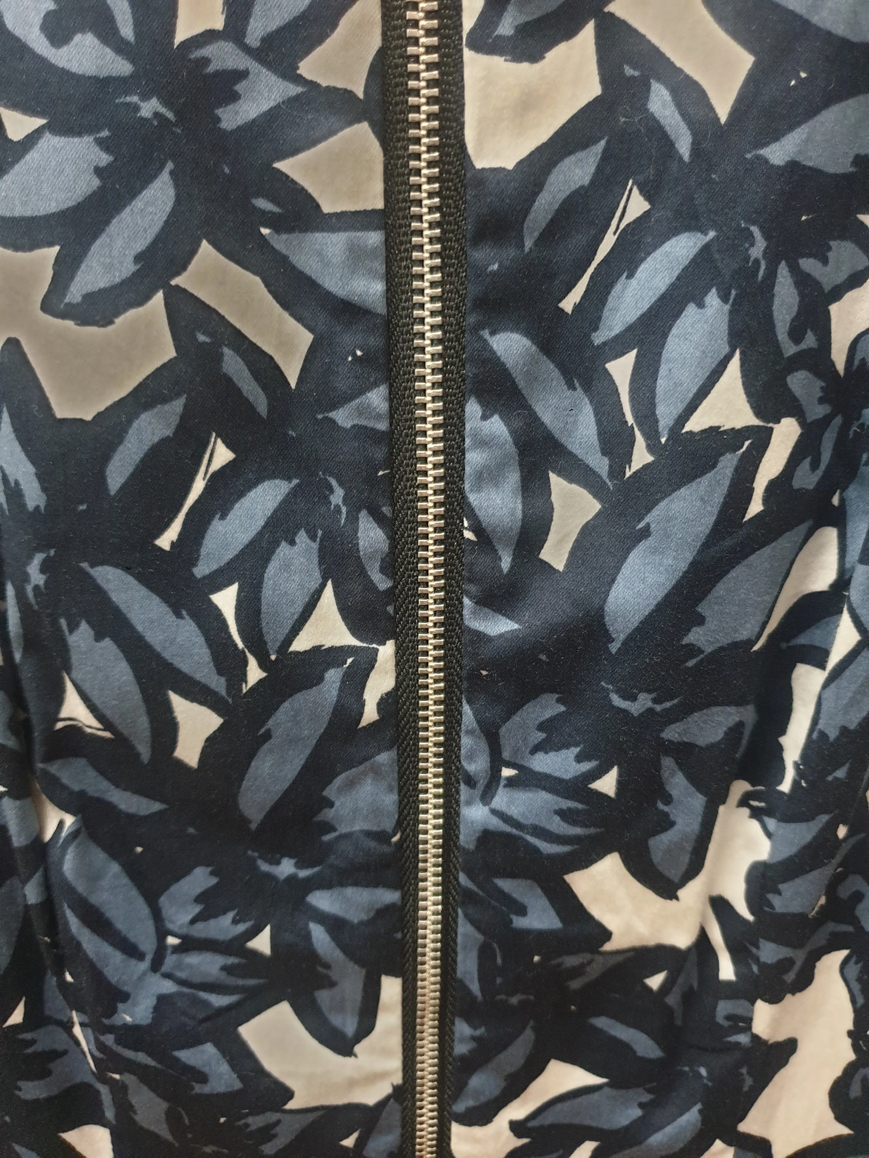Cue blue and white flower print dress size 6