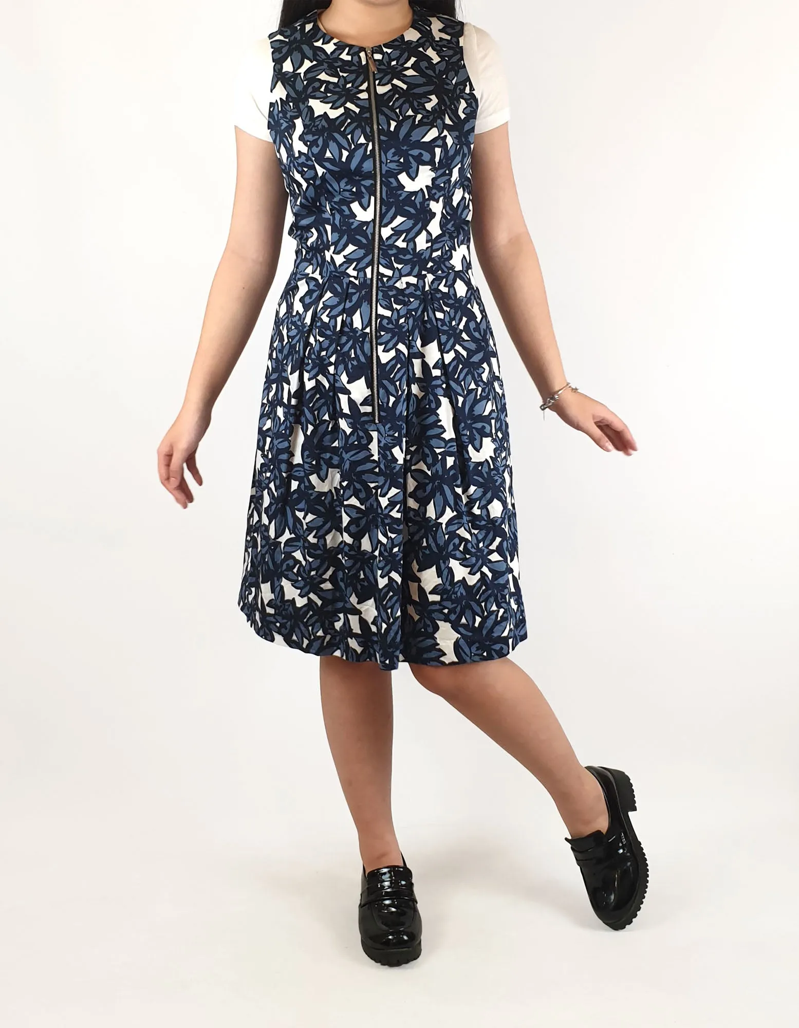 Cue blue and white flower print dress size 6