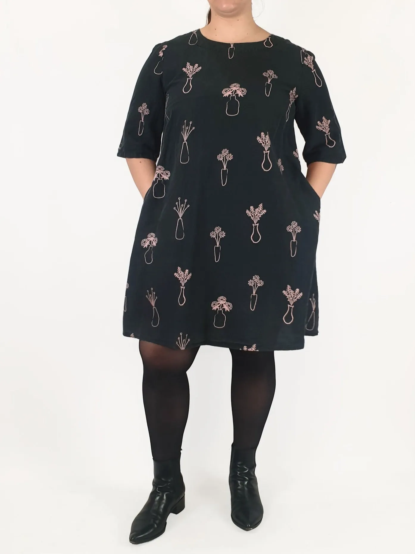 Jericho Road black dress with vase and flower print size 14