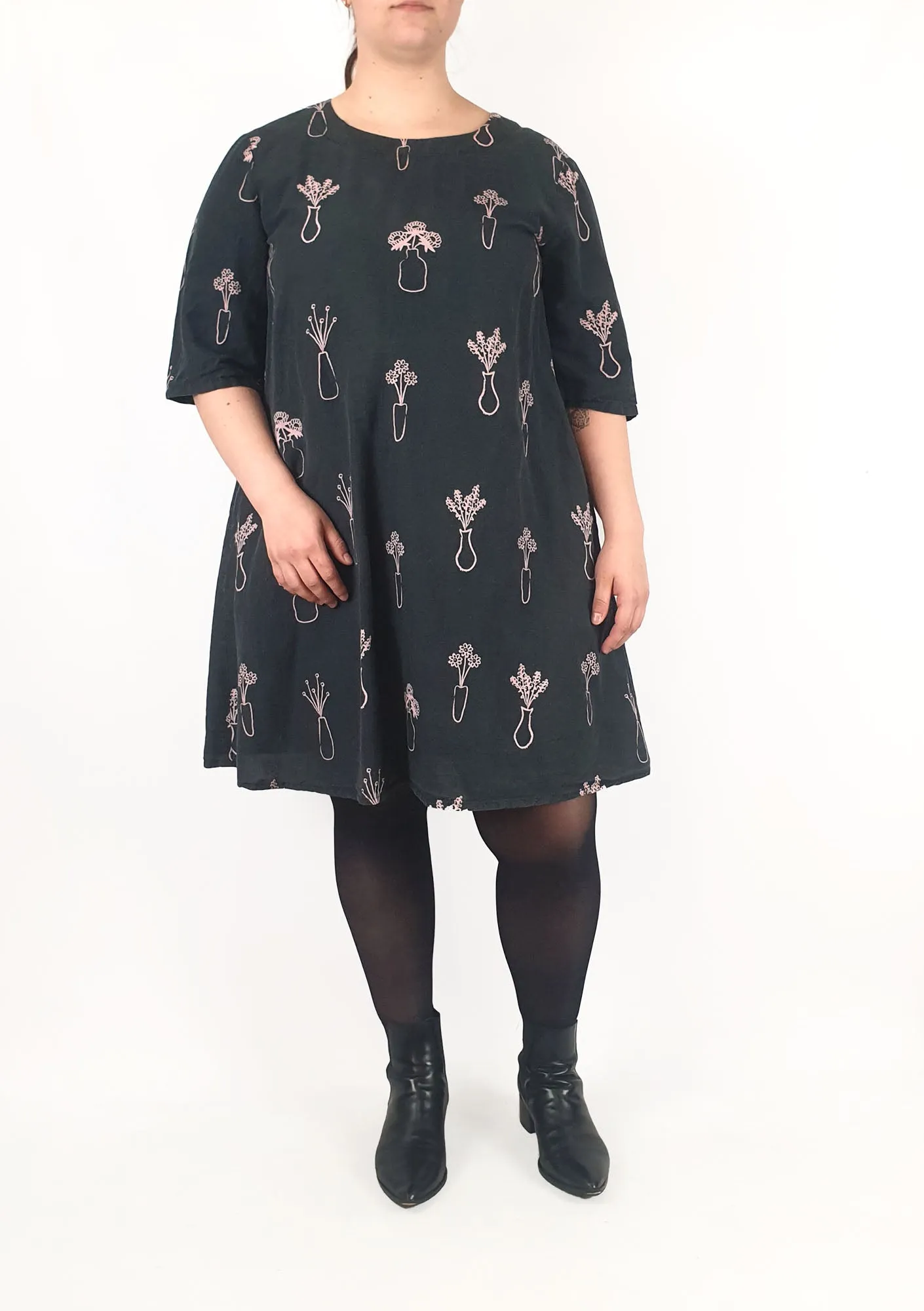 Jericho Road black dress with vase and flower print size 14