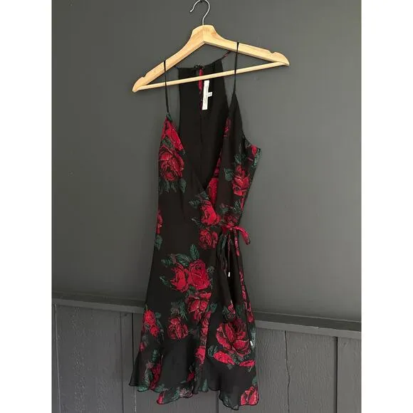 Lovers   Friends Gigi Wrap Dress in Rosebud Size Small