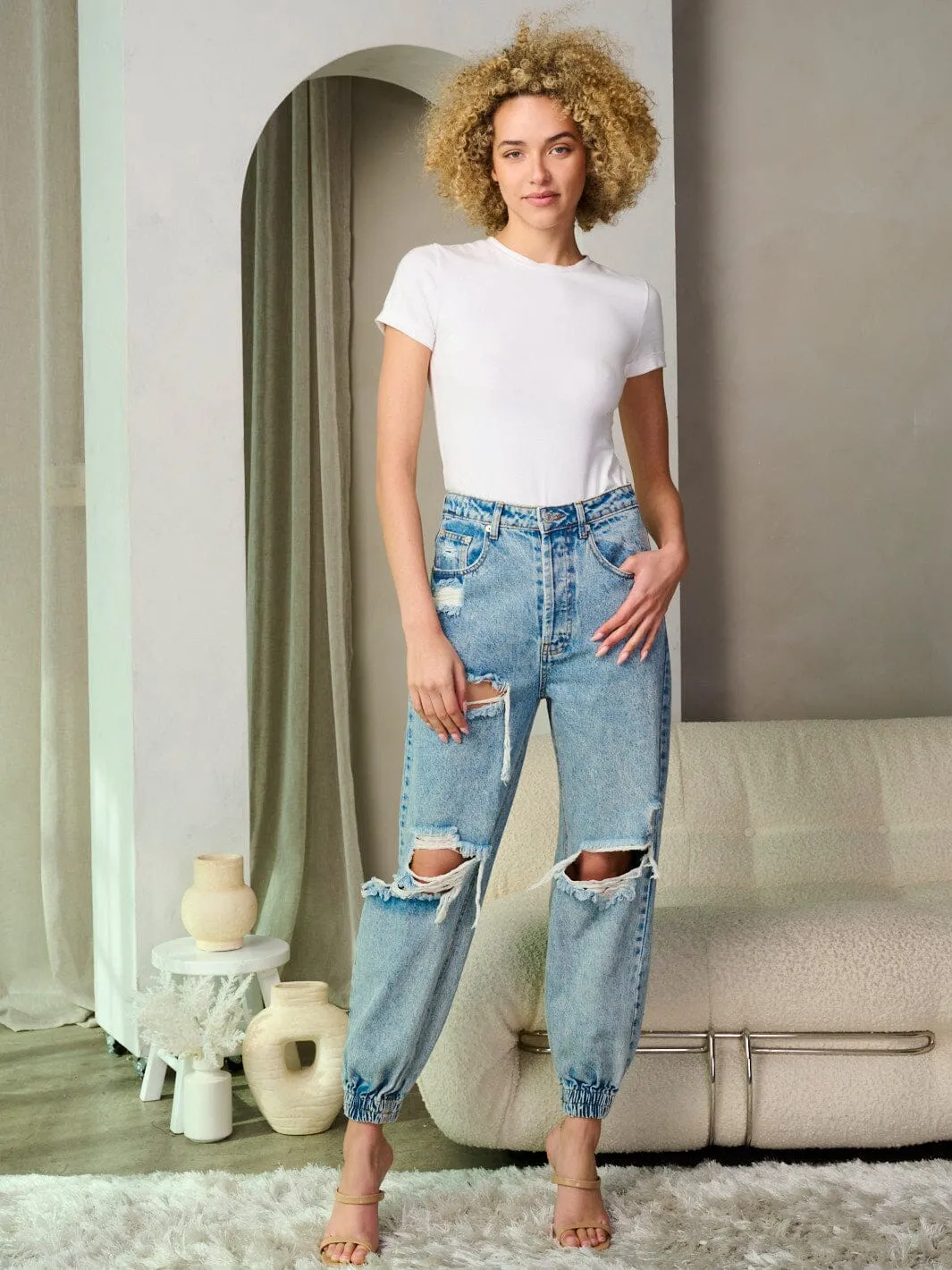 WOMEN'S BUTTON CLOSURE DISTRESS WASHED DENIM PANTS